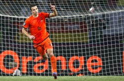 Robin van Persie merayakan gol yang dicetaknya. Dalam laga ini, Robin van Persie memperkecil kedudukan di menit ke-73. Reuters/Michael Buholzer.