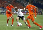 Dua Gol Gomez Menangkan Jerman