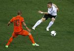Dua Gol Gomez Menangkan Jerman