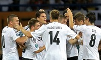 Para pemain Jerman merayakan kemenangan. Dengan hasil ini, Jerman memimpin klasemen sementara dengan enam poin dari dua pertandingan. Reuters/Thomas Bohlen.