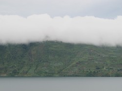 Inilah Tempat Danau, Bukit, dan Kabut Menjadi Satu
