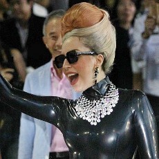 Pakai Bendera Thailand, Lady Gaga Dilaporkan ke Polisi