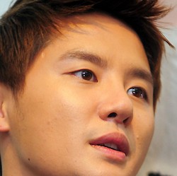 Junsu JYJ Cat Rambut Biru Spesial untuk Konser Indonesia