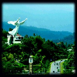 Monumen Tuhan Yesus Memberkati - Urban Photography