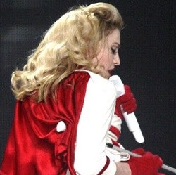 Madonna Juga Pamer Bokong Saat Konser di Roma