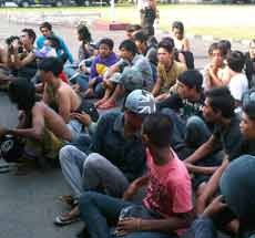 Puluhan Bonek Ditangkap Jarah Kios di Stasiun Mojokerto