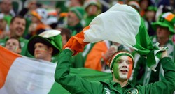 Suporter Irlandia yang Tak Berhenti Bernyanyi