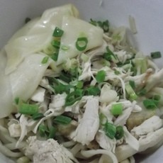 Coba Mi Pangsit Ayam Kampung Khas Makassar, Yuk!