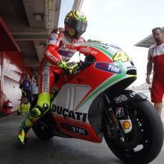 Silverstone Basah, Rossi Tercepat di Sesi Pertama