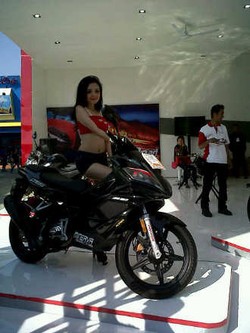  Suit.. Suit! SPG Seksi Hebohkan Pengunjung PRJ