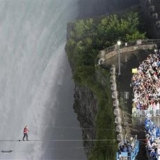 Menakjubkan! Pria AS Meniti Seutas Tali Seberangi Air Terjun Niagara