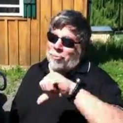 Jempol ke Bawah Wozniak untuk Siri Apple