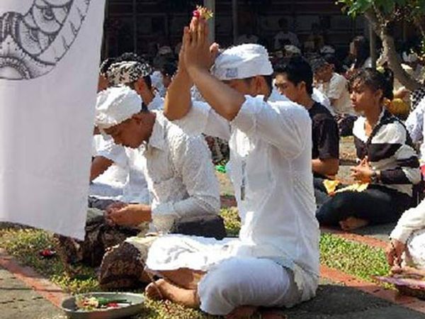 Upacara Suci Hari Saraswati di Pura Rawamangun