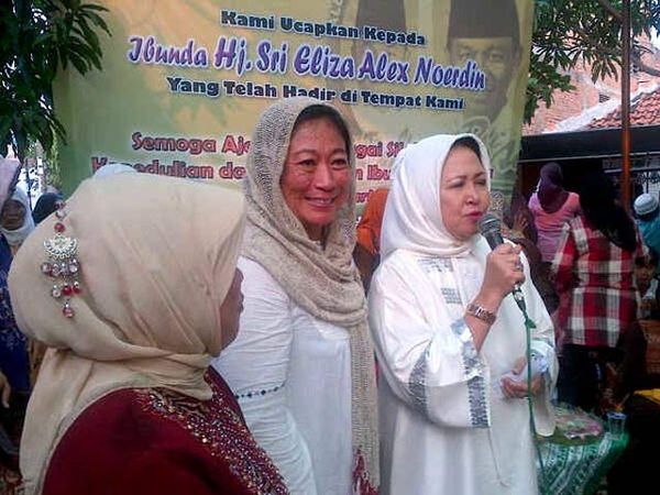 Istri Alex Noerdin Santuni Anak Yatim Istri Alex Noerdin Santuni Anak Yatim
