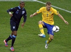 Sebastian Larsson yang mendapat pengawalan dari Ashley Young berusaha mengontrol bola dalam laga yang digelar di Kiev Olympic Stadium. Reuters/Eddie Keogh.