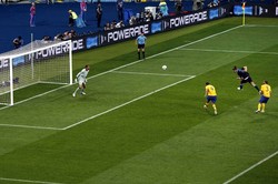 Andy Carroll menanduk bola yang berbuah gol ke gawang Swedia di menit ke-23. Reuters/Eddie Keogh.