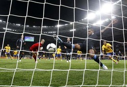 Babak kedua baru dimulai empat menit, Swedia sudah bikin gol. Diawali tendangan bebas Ibrahimovic, terjadi kemelut di kotak penalti Inggris. Mellberg yang ikut membantu serangan melepaskan tembakan, bola diblok Hart, tapi kemudian mengenai badan Glen Johnson sebelum masuk gawang. Gol ini diputuskan sebagai hasil bunuh diri Johnson. Reuters/Michael Dalder.