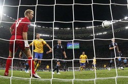 Mellberg menjebol gawang Inggris pada menit ke-59. Kali ini, dia sukses melepaskan diri dari kawalan bek-bek Inggris untuk menanduk tendangan bebas Larsson. Hart cuma bisa terpana melihat gawangnya bergetar lagi. Reuters/Michael Dalder.