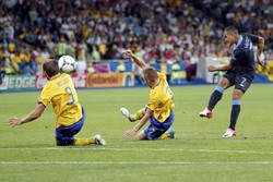 Inggris akhirnya bisa membalas pada menit ke-64. Tendangan melengkung Walcott dari luar kotak penalti membuat Isaksson terkecoh dan gawangnya pun jebol. Swedia 2, Inggris 2. ReutersDarren Staples