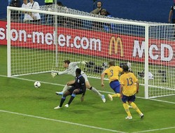 Inggris kembali memimpin berkat gol cantik Welbeck. Memanfaatkan umpan Walcott, Welbeck yang sebenarnya dikawal Mellberg bisa membelokkan bola dengan tumitnya ke dalam gawang. Reuters/Eddie Keogh