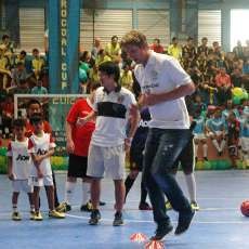 Van der Sar Bagi Tips Cara Kawal Gawang