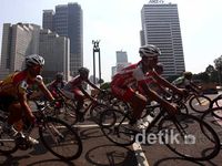 Atlet Sepeda Adu Kecepatan di Jakarta