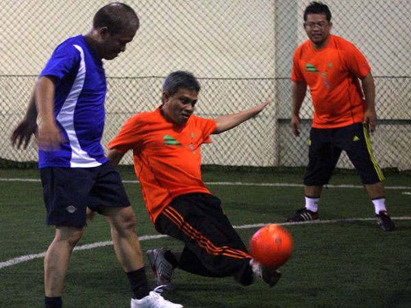 Didik J Rachbini Main Futsal dengan Wartawan