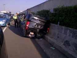 Avanza Terbalik di Tol Bandara, Lalu Lintas Tersendat