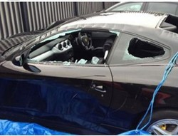 Duh! Ferrari Dikapak Pria Tak Dikenal