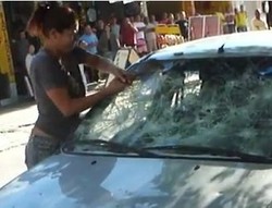 Wanita Ini Hancurkan Mobil Kekasihnya dengan Palu