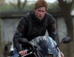 Ngebut Bareng Cewek, Pangeran Harry Distop Polisi