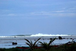 Hati-hati Traveling di Laut, Ombak Sedang Tinggi
