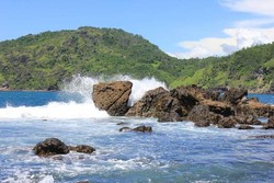 Nyaris Tak Berpasir, Pantai Perawan Ini Tetap Mempesona