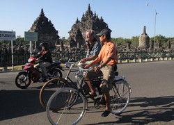 Gowes Onthel Seharian di Candi Prambanan, Asyik!