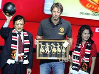 Edwin Van der Sar Dapat Wayang Kulit