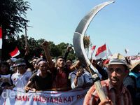 Tolak PLTU, Petani & Nelayan Demo di Istana
