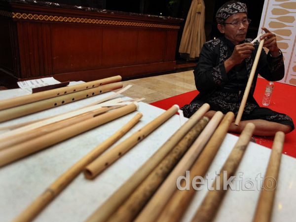 Merangkai Untung dari Kerajinan Suling Sunda