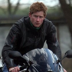 Ngebut Bareng Cewek, Pangeran Harry Distop Polisi