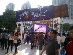 Wow! Hujan Cokelat Cadbury di Central Park