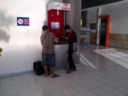 Wuih! Sekarang Ada Fasilitas Charger HP di Stasiun KA