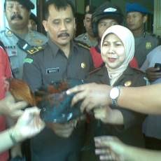 Dituntut Usut Korupsi Kasda, Kajari Bangil Dihadiahi Ayam Jago