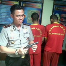 Berbekal Pistol Mainan, Paman & Keponakan Kompak Ngejambret