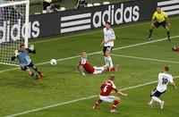 Dalam laga di Arena Lviv, Senin (18/6/2012) dinihari WIB, Jerman unggul dulu melalui tembakan Lukas Podolski. REUTERS/Alexander Demianchuk.