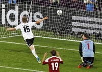 Gol penentu kemenangan Der Panzer baru lahir di menit-menit akhir. Lars Bender, yang jadi starter untuk menggantikan Jerome Boateng, sukses mencatatkan namanya di papan skor. REUTERS/Alexander Demianchuk.