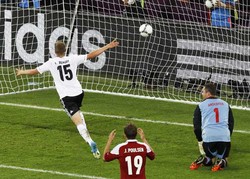Gol penentu kemenangan Der Panzer baru lahir di menit-menit akhir. Lars Bender, yang jadi starter untuk menggantikan Jerome Boateng, sukses mencatatkan namanya di papan skor. REUTERS/Alexander Demianchuk.