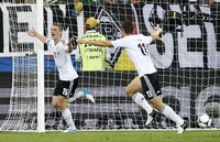 Lars Bender (kiri) merayakan golnya bersama pemain senior Jerman Miroslav Klose. REUTERS/Michael Dalder.