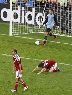 Hasil ini membuat Denmark tersingkir karena di partai lain Portugal menang atas Belanda. REUTERS/Alexander Demianchuk.