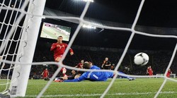 Portugal menyamakan kedudukan lewat kaki Cristiano Ronaldo. REUTERS/Felix Ordonez.