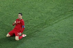 Dengan hasil ini, Portugal tampil menjadi runner-up grup dengan nilai enam, mendampingi Jerman yang di pertandingan lainnya sukses menang atas Denmark dengan skor yang sama. REUTERS/Michael Buholzer.