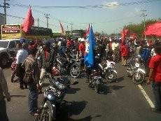 Ratusan Pekerja Blokir Pantura, Tuntut Pertamina Hapus Outsourcing